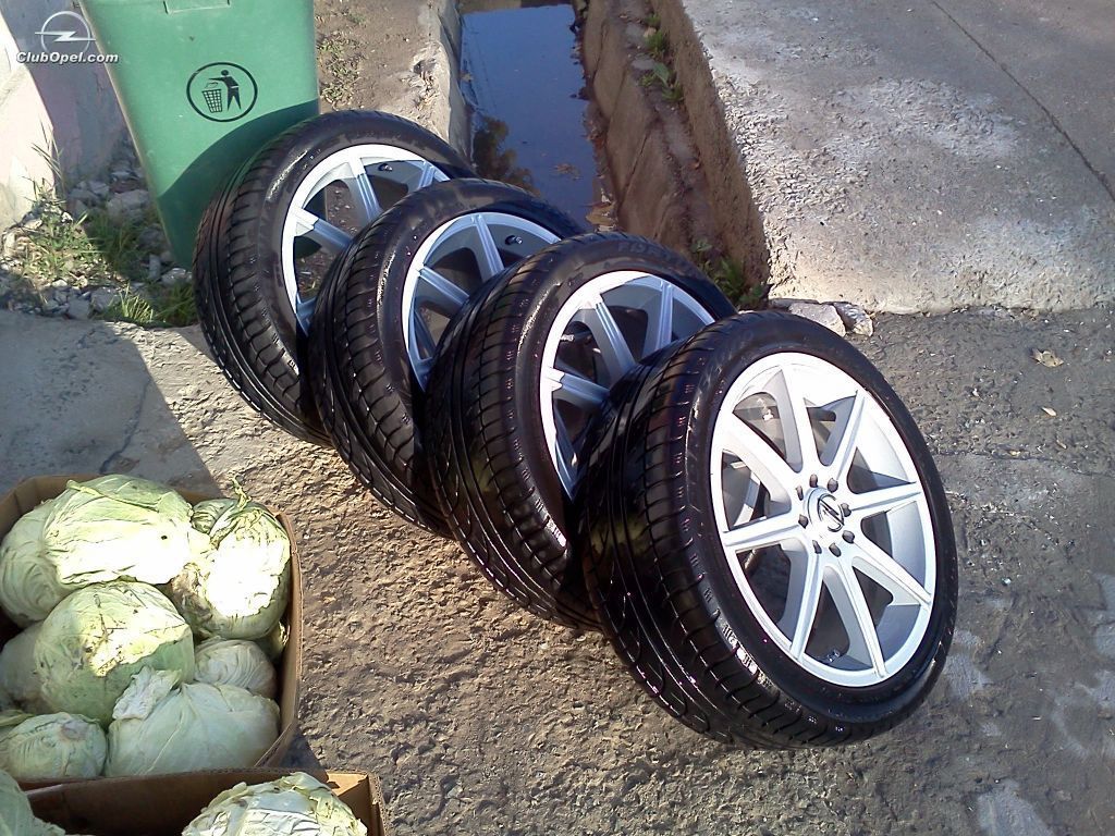Polițiștii au reţinut în flagrant membrii unei grupări criminale, specializată în furturi din automobile şi în special roţi din aliaj de titan.