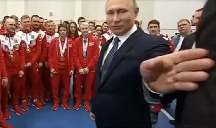 Такой здоровый – здоровей спортсменов: Путин оттеснил сотрудника ФСО