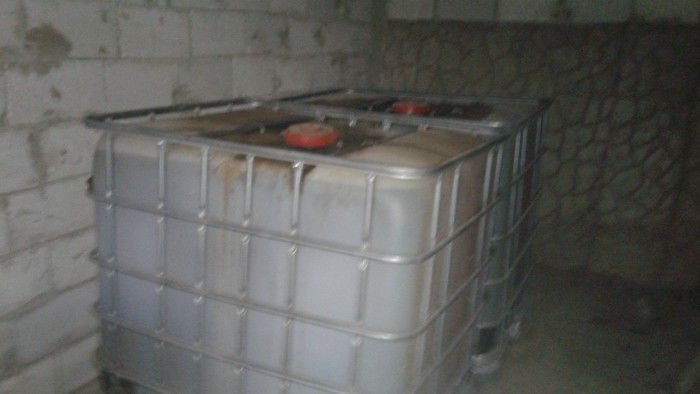 Doi bărbați, din satul Sculeni, raionul Ungheni, comercializează ilegal motorină la domiciliu. Foto: igp.gov.md