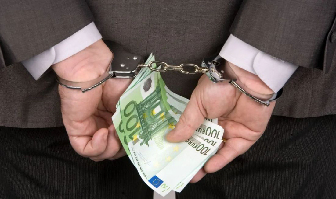 Адвокат оказался на скамье подсудимых за извлечение выгоды из влияния.