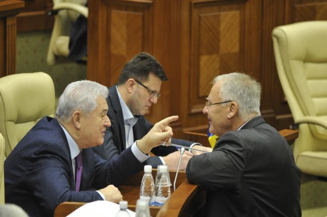 Voronin i-a oferit lui Diacov un abonament la ziarul „Comunistul”. Diacov: E cam „скучный”. Foto: inprofunzime.md