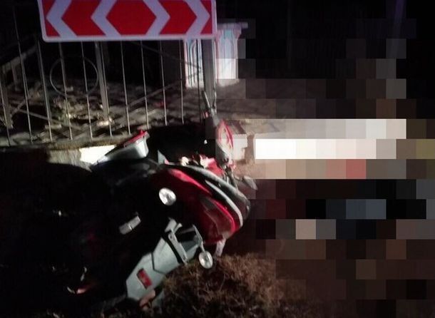 В результате водитель скончался на место, а его 24-летний коллега оказался в больнице с множественными травмами.