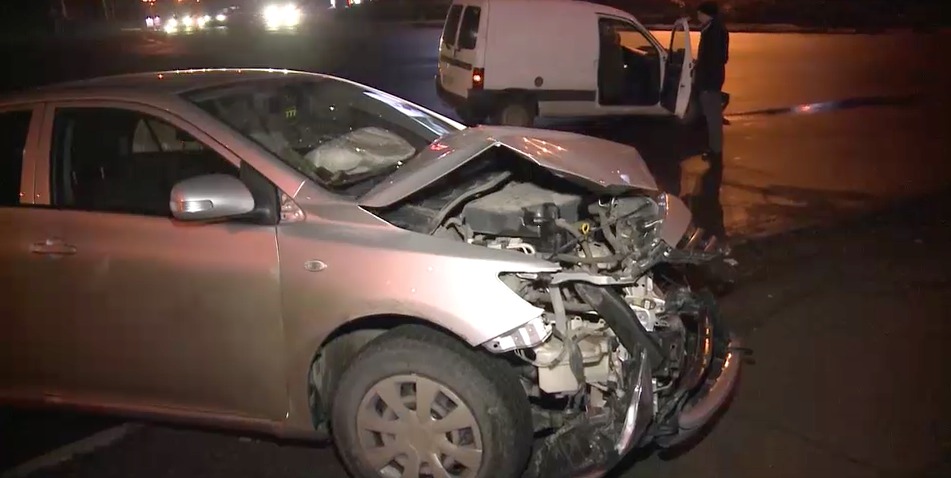 Doi bărbaţi au murit, după ce maşina în care se aflau s-a izbit violent într-un copac.