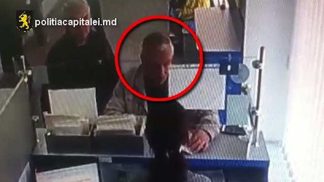 Intenţiile individului au fost surprinse de camerele  de supraveghere instalate în local, precum şi momentul comiterii furtului.