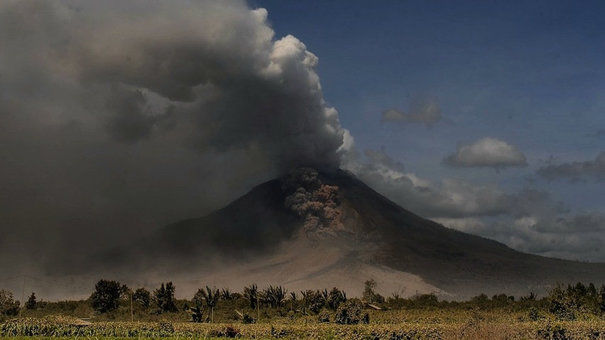 Alertă  de erupţie vulcanică în Indonezia:  240.000 de persoane, evacuate. Foto: mediafax.ro