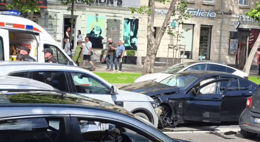 Accident rutier în centrul Chișinăului cu implicarea a cinci automobile.
