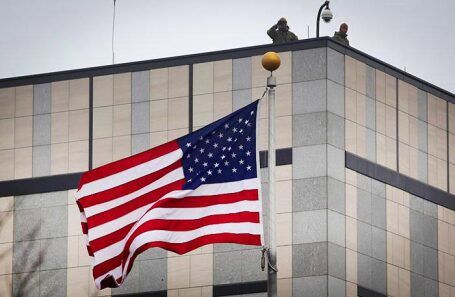Государственный департамент США санкционировал добровольный отъезд своих сотрудников.