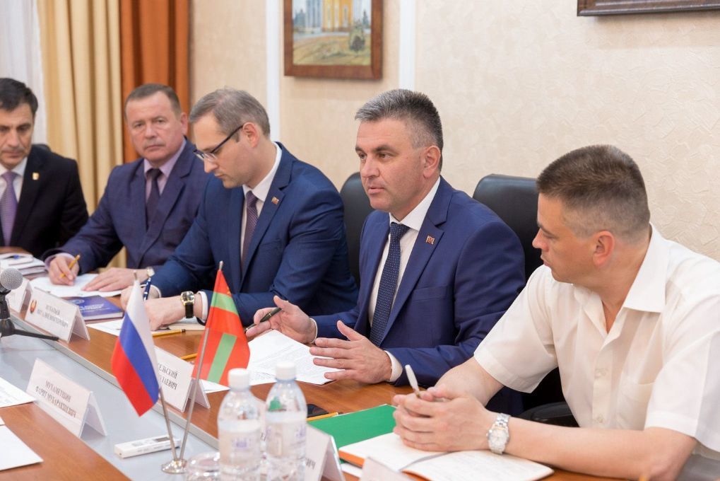 Tiraspol: Pretinșii oficiali, nevoiți să solicite acordul Chișinăului pentru a ieși din țară. Foto: president.gospmr.org