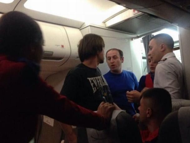 Пьяный пассажир устроил дебош в самолете AirMoldova.