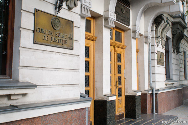 Pedeapsa a scăzut de la cinci la trei ani și patru luni de detenție. 