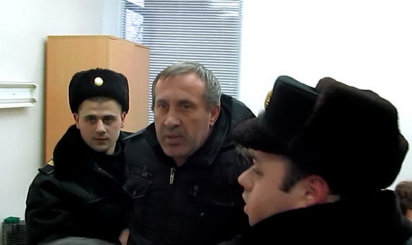 Primarul i-a înjurat şi i-a lovit pe doi ofiţeri de poliţie, fiind supărat că aceştia filmează consultaţia medicală.