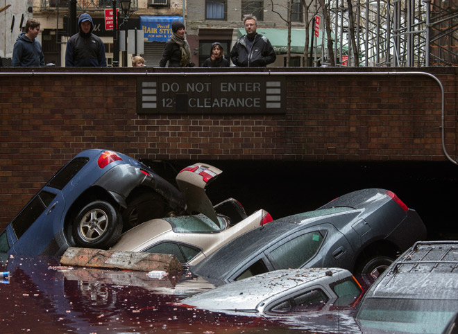 Всего в результате удара стихии было уничтожено около 200 тысяч автомобилей. © Adrees Latif | Reuters
