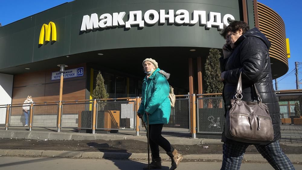 Франшизы "Макдоналдс" продолжают работу в России.