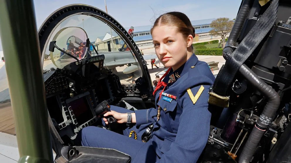 Prințesa Spaniei învață să piloteze avioane de luptă.