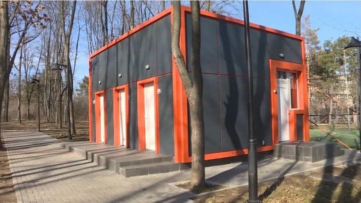 В столичном парке "Долина роз" отремонтировали, но не открыли туалет.