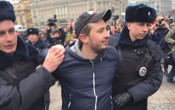 В центре Москвы начались задержания участников протестной акции, которая была не согласована с властями.