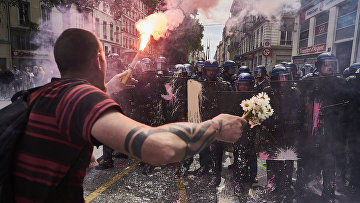 В Париже протестующие зажгли дымовые шашки.