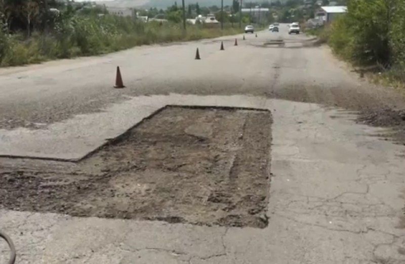 По словам водителей, дорога никому не принадлежит и находится в плачевном состоянии. 