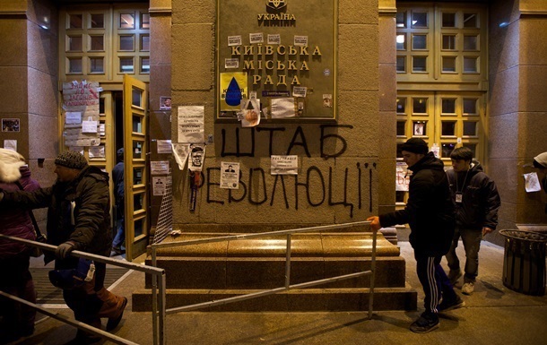 На этажах, где перебывали митингующие, сломанные двери, поврежденные стены.