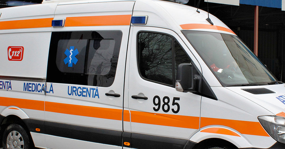 Un Volkswagen s-a izbit violent într-un garaj: Șoferul a murit.