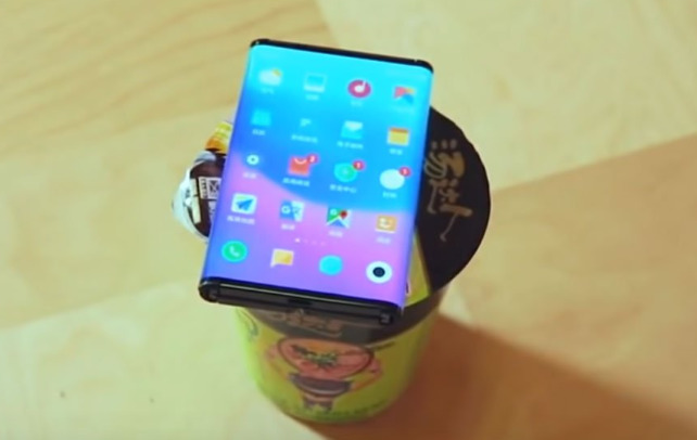 Складной смартфон от Xiaomi показался на новом видео.