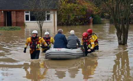 Meteorologii britanici au emis peste 200 de avertismente de inundaţii.