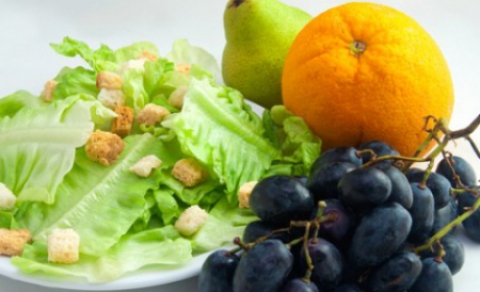 Salata verde din supermarketuri, etichetată ca ”gata pentru consum”, este mai periculoasă decât un hamburger de vită.