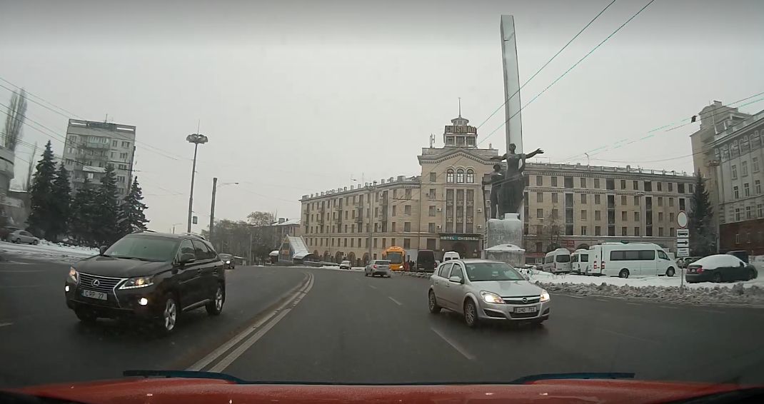 Водитель автомобиля с видеорегистратором настолько изумился наглости и бесстрашию нарушителя.