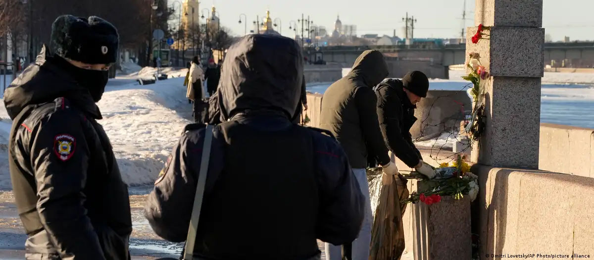 В Москве задерживают участников акций памяти Навального.