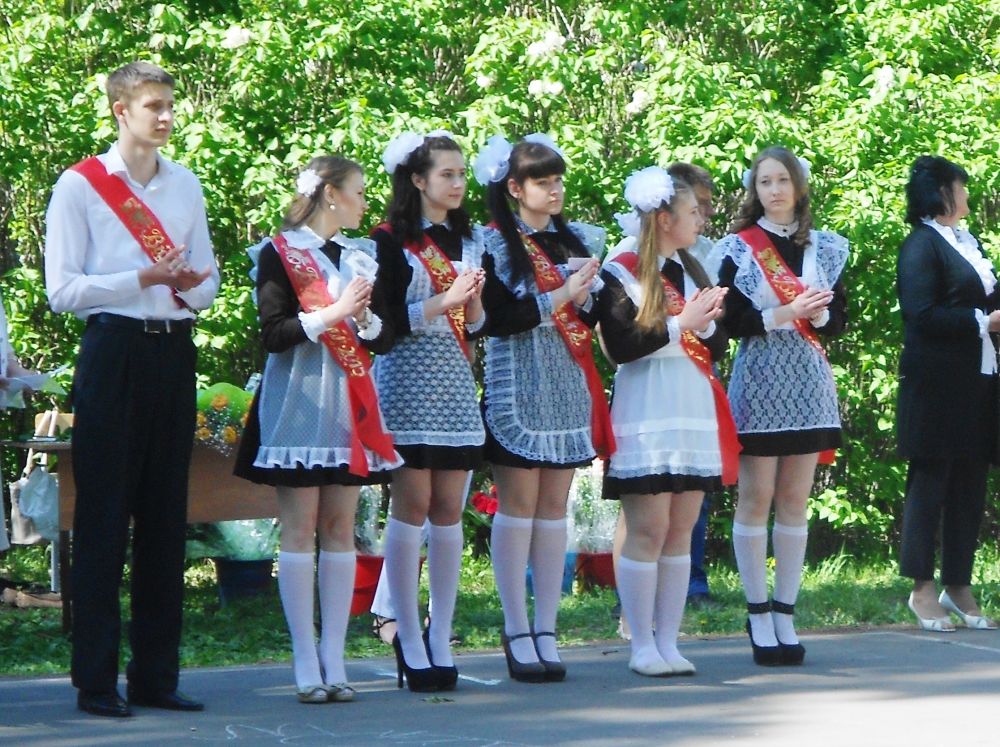 Усатый поздравил молодых людей, окончивших школу.