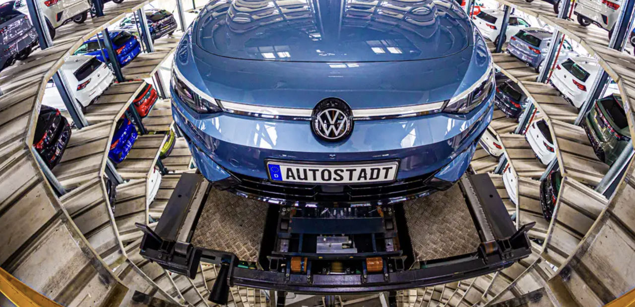 Volkswagen обогнал Tesla по продажам электромобилей в Европе.