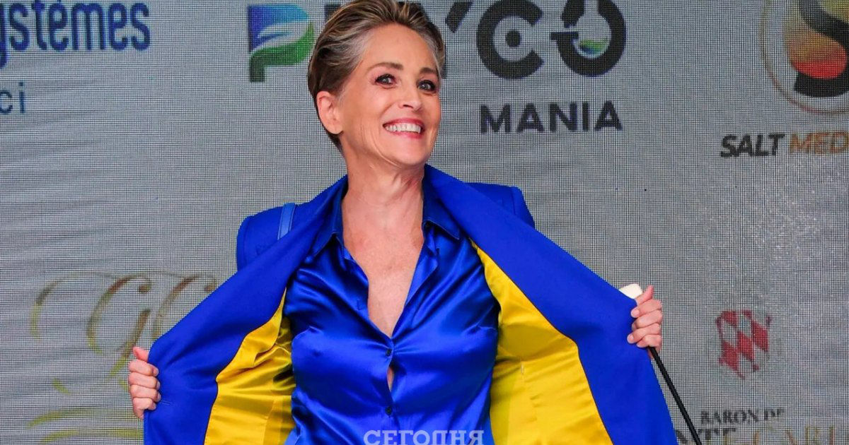 Шэрон Стоун в костюме в цветах флага Украины покорила Канны.