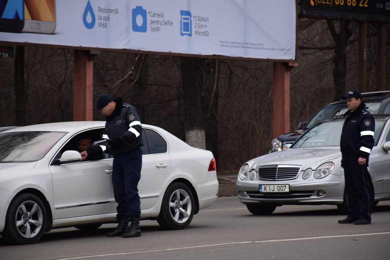 Ofițerii de patrulare au documentat un număr de 7.283 de contravenţii, dintre care 656 pentru exploatarea vehiculelor cu parbrizul şi geamurile portierelor din faţă umbrite.