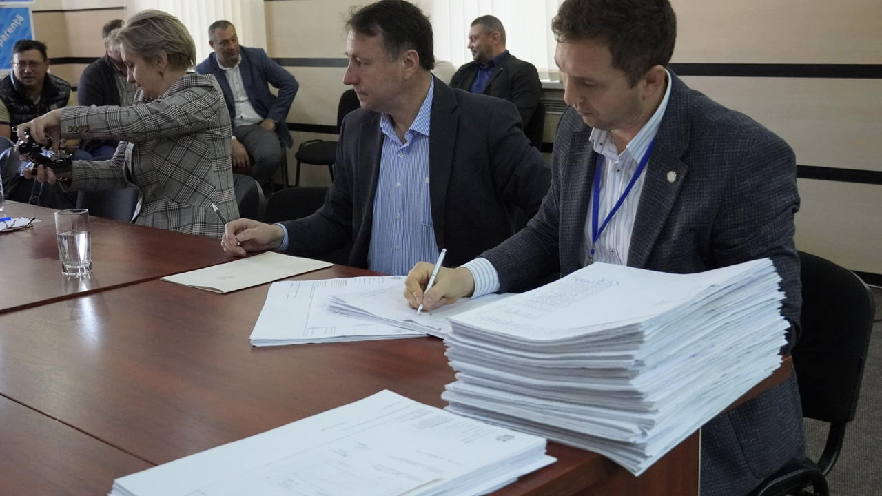 Igor Munteanu a depus la Comisia Electorală Centrală peste 17.000 de semnături.