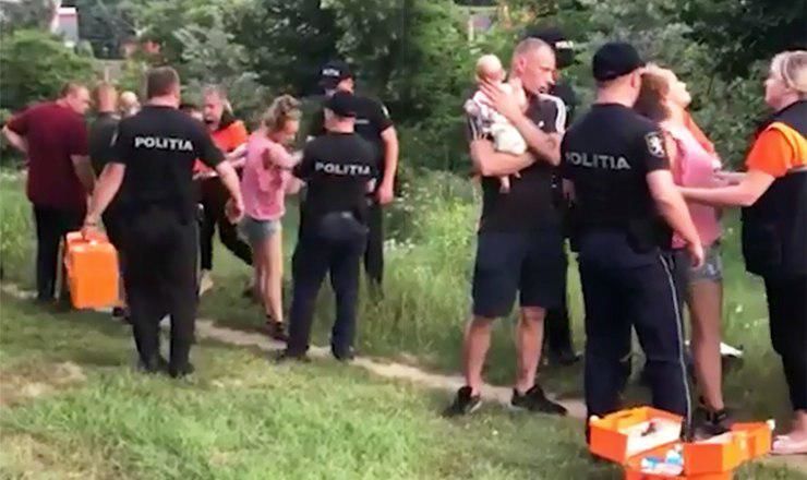 В столице пьяная мать забыла ребенка на улице.
