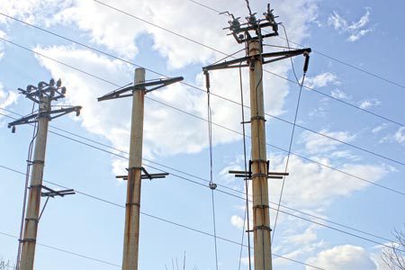 Piloni pentru linii electrice au apărut peste noapte pe terenurile mai multor locuitori din satul Ulmu, raionul Ialoveni.