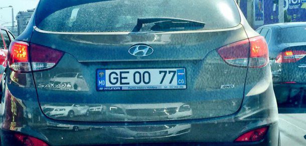 Şoferul și-a lipit pe plăcuță de un abțibild cu drapelul autonomiei găgăuze. Foto: autoexpert.md