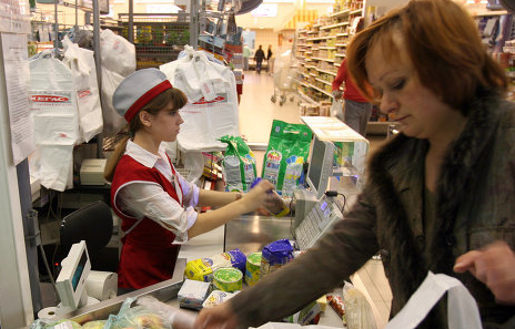 Если у продавщицы дома проблемы, это нормально, чтобы она отвечала покупателям грубо и бросала продукты в кулек не заботясь о том, что там может что-то сломаться. 