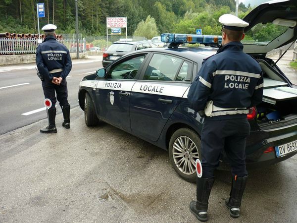Românul este arestat, fiind acuzat de opunere de rezistenţă în faţa agenţilor autorităţilor, furt calificat, tentativă de agresiune şi conducere a unui vehicul în stare de ebrietate.