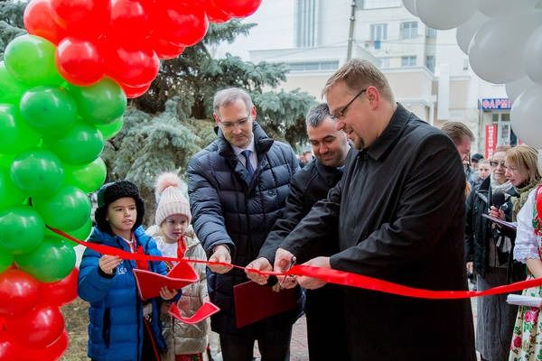 Право перерезать ленточку было предоставлено Виталию Игнатьеву.