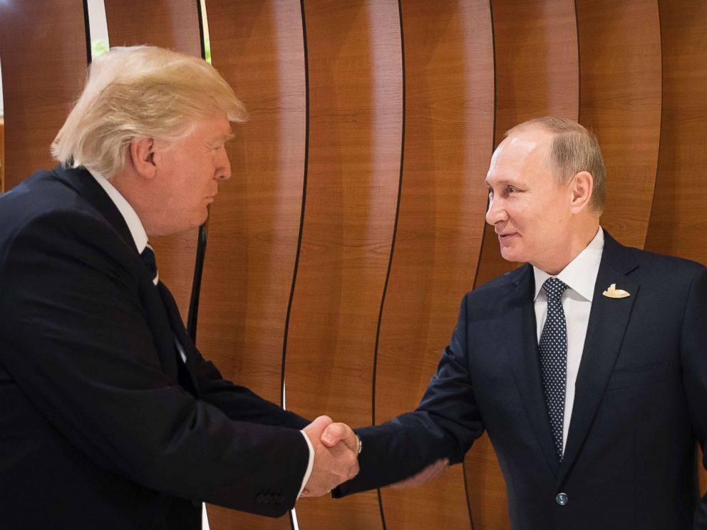 Putin și Trump s-au salutat la ceremonia pozei de grup de la summit-ul APEC. 