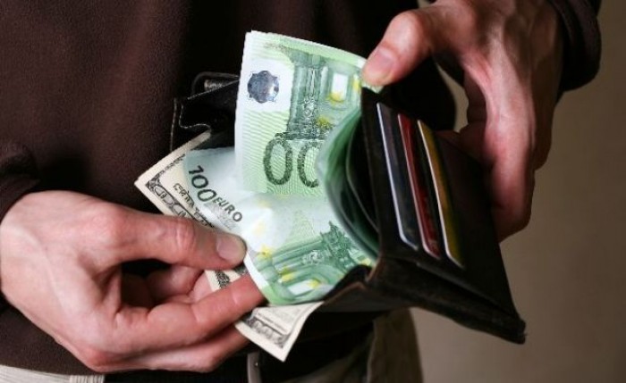  Asta, dupa ce,  la mijlocul lunii septembrie 2012,  politistul   a fost concediat din functie. 