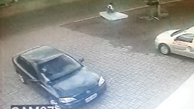 Un biciclist din Brazilia a văzut moartea cu ochii, luni, după ce a fost lovit de un camion.