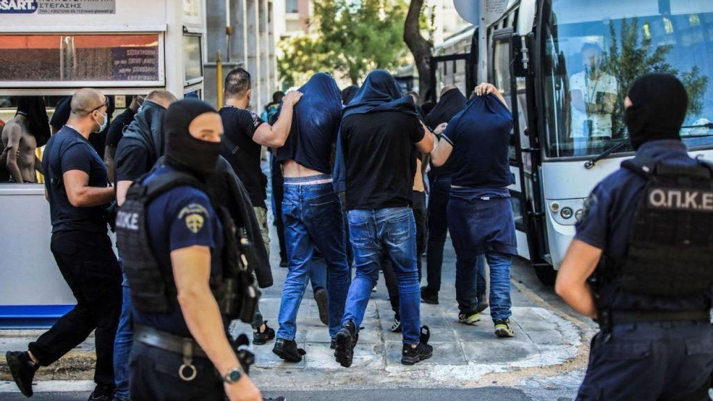 В Греции задержат 105 футбольных фанатов после гибели болельщика.