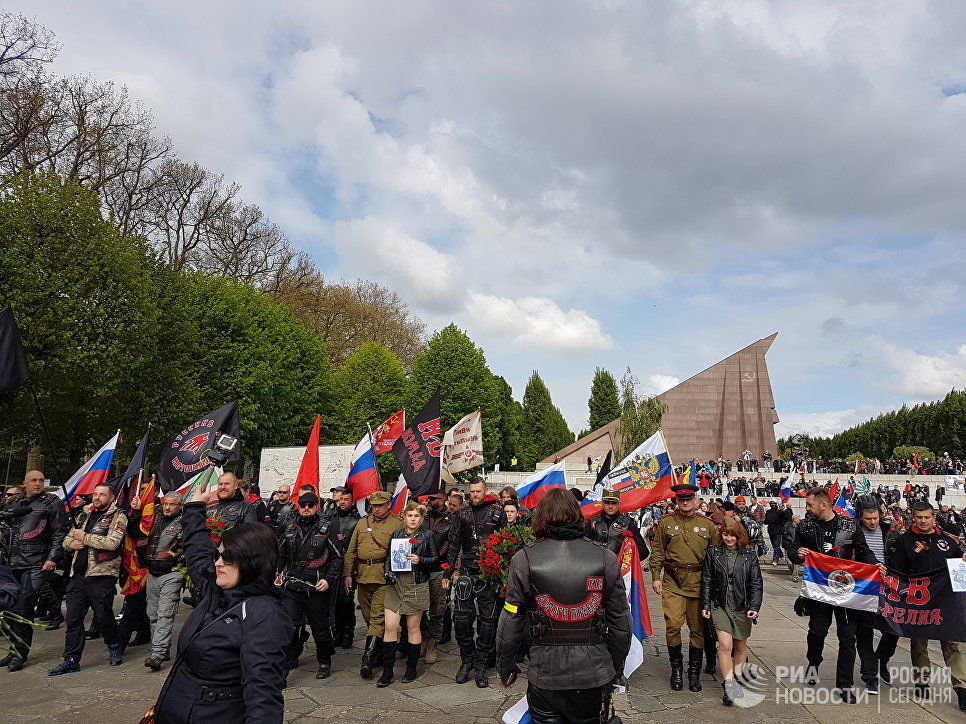 Несколько тысяч человек возложили утром цветы к советскому мемориалу в Трептов-парк в Берлине.
