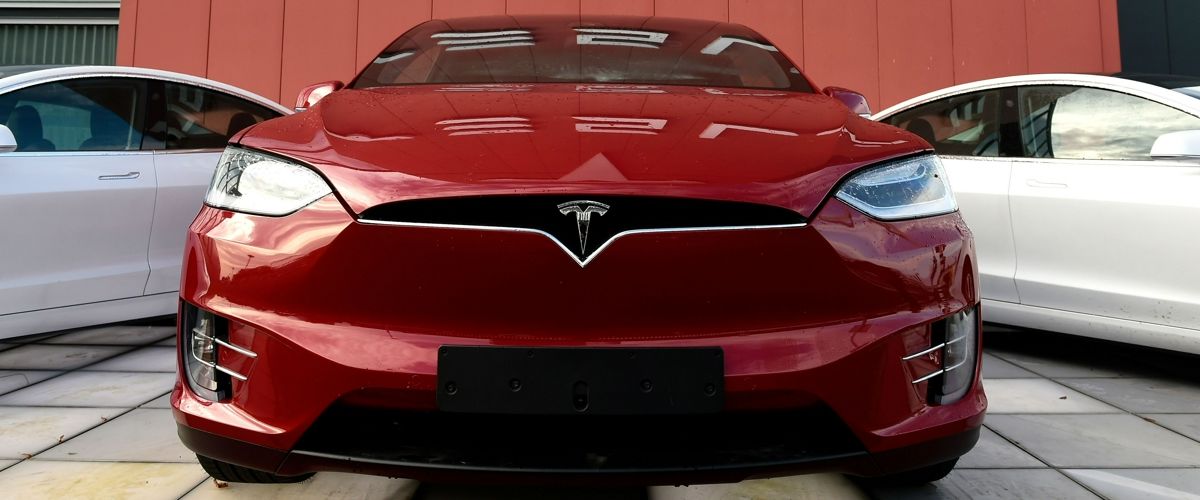 Tesla вышла в прибыль, Маск анонсировал полноценный автопилот.