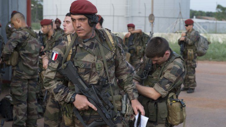 Militari francezi, loviți în plin de un vehicul la Paris
