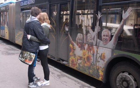 Un troleibuz cu pasageri a fost lovit de fulger în trafic