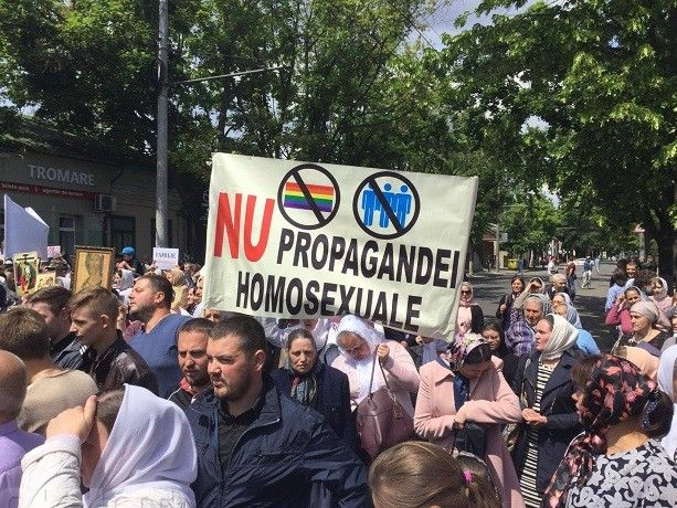 Негодующие горожане перегородили путь шествующему гей-сообществу.