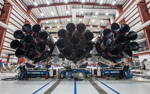 Илон Маск показал мощнейшую ракету Falcon Heavy.